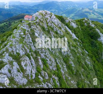 Aus der Vogelperspektive von einer Drohne auf das Gebiet um die Eremitage von Santa Eufemia in Aulesti, in der Provinz Bizkaia, in der autonomen Gemeinde von Stockfoto