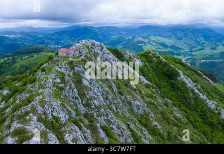 Aus der Vogelperspektive von einer Drohne auf das Gebiet um die Eremitage von Santa Eufemia in Aulesti, in der Provinz Bizkaia, in der autonomen Gemeinde von Stockfoto
