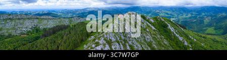 Aus der Vogelperspektive von einer Drohne auf das Gebiet um die Eremitage von Santa Eufemia in Aulesti, in der Provinz Bizkaia, in der autonomen Gemeinde von Stockfoto