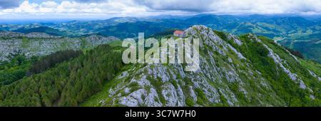 Aus der Vogelperspektive von einer Drohne auf das Gebiet um die Eremitage von Santa Eufemia in Aulesti, in der Provinz Bizkaia, in der autonomen Gemeinde von Stockfoto