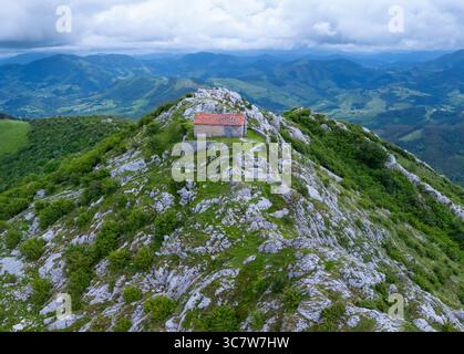 Aus der Vogelperspektive von einer Drohne auf das Gebiet um die Eremitage von Santa Eufemia in Aulesti, in der Provinz Bizkaia, in der autonomen Gemeinde von Stockfoto