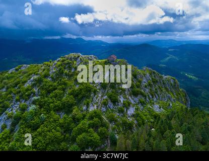 Aus der Vogelperspektive von einer Drohne auf das Gebiet um die Eremitage von Santa Eufemia in Aulesti, in der Provinz Bizkaia, in der autonomen Gemeinde von Stockfoto
