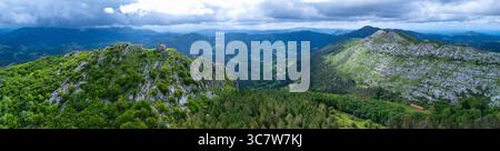 Aus der Vogelperspektive von einer Drohne auf das Gebiet um die Eremitage von Santa Eufemia in Aulesti, in der Provinz Bizkaia, in der autonomen Gemeinde von Stockfoto