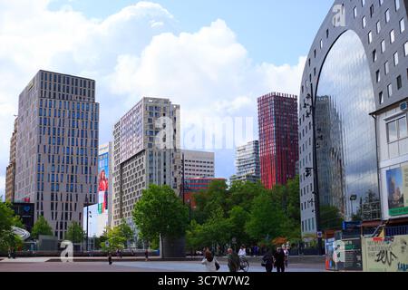 Rotterdam, niederlande, 16-07-25. Das Stadtbild von Rotterdam mit dem modernen Markthalle und verschiedenen anderen hohen Gebäuden. Dies ist der Hauptplatz Stockfoto