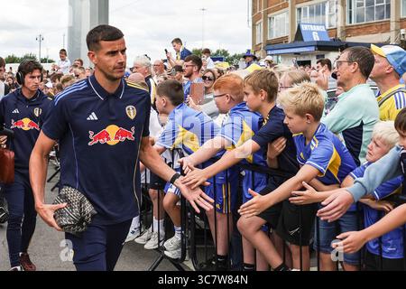 Leeds, Großbritannien. August 2025. Karl Darlow von Leeds United wird am 2. August 2025 in Leeds (Foto: Mark Cosgrove/News Images) in Leeds, Großbritannien, bei dem Vorsaison-Freundschaftsspiel Leeds United gegen Villarreal in der Elland Road, Leeds, Großbritannien, begrüßt 2025. (Foto: Mark Cosgrove/News Images/SIPA USA) Credit: SIPA USA/Alamy Live News Stockfoto