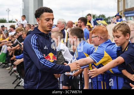Leeds, Großbritannien. August 2025. Ethan Ampadu von Leeds United wird am 2. August 2025 in Leeds (Foto: Mark Cosgrove/News Images) in Leeds, Großbritannien, während des Vorsaison-Freundschaftsspiels Leeds United gegen Villarreal in der Elland Road, Leeds, Großbritannien, von den Leeds Fans begrüßt 2025. (Foto: Mark Cosgrove/News Images/SIPA USA) Credit: SIPA USA/Alamy Live News Stockfoto