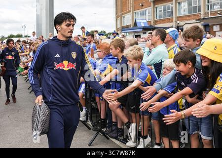 Leeds, Großbritannien. August 2025. Pascal Struijk von Leeds United wird am 2. August 2025 in Leeds (Foto: Mark Cosgrove/News Images) in Leeds, Großbritannien, in Leeds, Großbritannien, am 2. August 2025 von den Leeds Fans begrüßt. (Foto: Mark Cosgrove/News Images/SIPA USA) Credit: SIPA USA/Alamy Live News Stockfoto