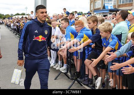Leeds, Großbritannien. August 2025. Joël Piroe von Leeds United wird am 2. August 2025 in Leeds (Foto: Mark Cosgrove/News Images) in Leeds, Großbritannien, während des Vorsaison-Freundschaftsspiels Leeds United gegen Villarreal in der Elland Road, Leeds, Großbritannien, begrüßt 2025. (Foto: Mark Cosgrove/News Images/SIPA USA) Credit: SIPA USA/Alamy Live News Stockfoto