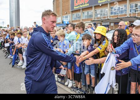 Leeds, Großbritannien. August 2025. Sean Longstaff von Leeds United wird am 2. August 2025 in Leeds (Foto: Mark Cosgrove/News Images) in Leeds, Großbritannien, in Leeds, Großbritannien am 2. August 2025 von den Leeds Fans begrüßt. (Foto: Mark Cosgrove/News Images/SIPA USA) Credit: SIPA USA/Alamy Live News Stockfoto
