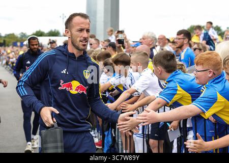 Leeds, Großbritannien. August 2025. Alex Cairns von Leeds United wird am 2. August 2025 in Leeds (Foto: Mark Cosgrove/News Images) in Leeds, Großbritannien, in Leeds, Großbritannien, am 2. August 2025 von den Leeds Fans begrüßt. (Foto: Mark Cosgrove/News Images/SIPA USA) Credit: SIPA USA/Alamy Live News Stockfoto