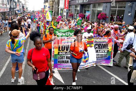 Brighton UK 2. August 2025 - Tausende nehmen an der Brighton & Hove Pride Parade und den Feierlichkeiten an diesem Wochenende Teil . Brighton & Hove Pride ist das beliebteste internationale Pride Festival von UKÕs und zieht ein vielfältiges Publikum aus der ganzen Welt an und ist die beliebteste jährliche Besucherattraktion der Stadt: Credit Simon Dack /Alamy Live News Stockfoto