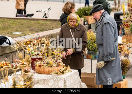 Verbos, traditionelle handgefertigte Dekorationen aus getrockneten Blumen und Pflanzen, auf einem Markt in der Nähe der Kathedrale in Vilnius, Litauen Stockfoto