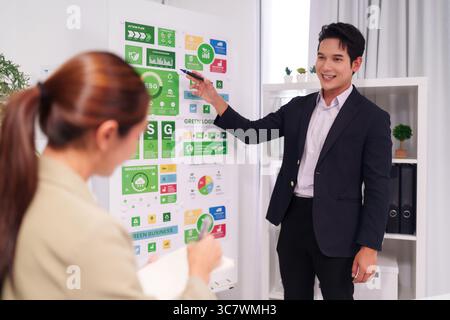Geschäftsleute analysieren während eines Meetings die Strategie für die ökologische soziale Governance, um eine nachhaltige Unternehmensentwicklung zu fördern Stockfoto