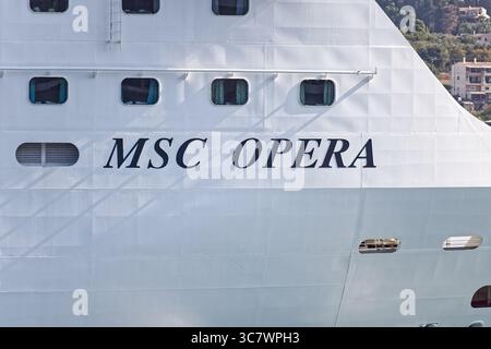 KORFU STADT, KORFU, IONISCHE INSELN, GRIECHENLAND - 16. JULI 2025: Kreuzfahrtschiff MSC Opera, betrieben von der Schweizer Gesellschaft MSC Cruises. Stockfoto