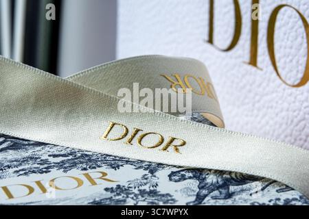 Riga, Lettland - 02. August 2025: Dior-Verpackung mit luxuriösem Band und detailliertem Design, die Mode und Eleganz in einer stilvollen Präsentation repräsentiert Stockfoto