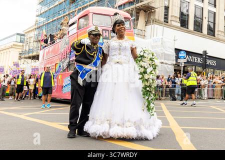 Brighton, Stadt Brighton & Hove, East Sussex, Großbritannien. Brighton Pride 2025 Parade, bei der Tausende von Anhängern auf der Strecke zujubelten. August 2025 David Smith/Alamy Stockfoto