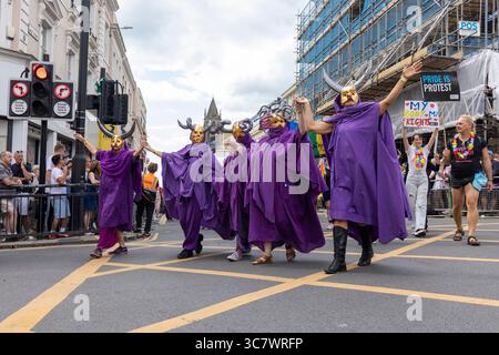 Brighton, Stadt Brighton & Hove, East Sussex, Großbritannien. Brighton Pride 2025 Parade, bei der Tausende von Anhängern auf der Strecke zujubelten. August 2025 David Smith/Alamy Stockfoto
