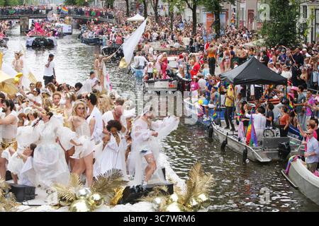 Amsterdam, Niederlande. August 2025. AMSTERDAM, NIEDERLANDE - 2. AUGUST: Revellers on the Boot feiert am 2. August 2025 in Amsterdam, Niederlande, die Canal Parade LGBTQIA auf dem Prinsengracht-Kanal mit dem diesjährigen Thema „LOVE“. Tausende von Menschen aus der ganzen Welt nehmen jährlich an der LGBTQIA Pride und der Kanalparade Teil, bei der 80 Boote in schicken Kostümen von der Prinsengracht bis zur Amstel durch die niederländische Hauptstadt ziehen. (Paulo Amorim /SIPA USA) Credit: SIPA USA/Alamy Live News Stockfoto