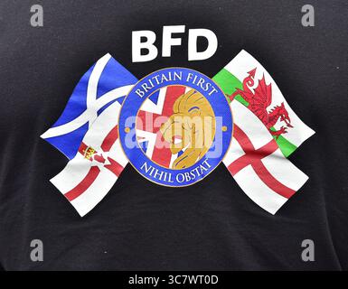 Manchester, Großbritannien, 2. August 2025. Großbritannien der erste märz von etwa 600 Menschen, die „Remigration fordern“, begann in der Nähe der Piccadilly Station in Manchester, Großbritannien, zu Fuß zum St. Peter's Square. Kritiker sagen, dass Großbritannien zuerst eine rechtsextreme, anti-muslimische und einwanderungsfeindliche Gruppe ist, die 2011 von ehemaligen Mitgliedern der British National Party gegründet wurde. Die Gruppe „Stand Up to Rassismus“ hielt eine Kundgebung als Gegenprotest ab. Viele Polizisten hielten die beiden Seiten auseinander. „Britain First“-Logobilder auf einem Hemd. Quelle: Terry Waller/Alamy Live News Stockfoto