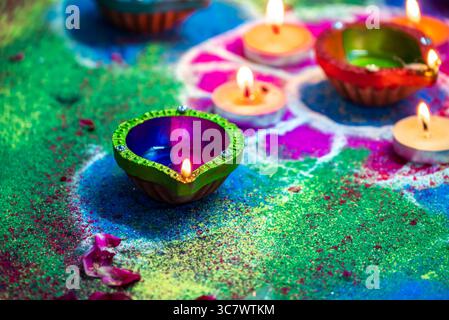 Lampen aus Ton, die während der diwali-Feier beleuchtet wurden. Indisches Festival Diwali, Diya Öl Lampen beleuchtet auf bunten Rangoli. Traditionell hinduistisch. Stockfoto