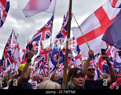 Manchester, Großbritannien, 2. August 2025. Großbritannien der erste märz von etwa 600 Menschen, die „Remigration fordern“, begann in der Nähe der Piccadilly Station in Manchester, Großbritannien, zu Fuß zum St. Peter's Square. Kritiker sagen, dass Großbritannien zuerst eine rechtsextreme, anti-muslimische und einwanderungsfeindliche Gruppe ist, die 2011 von ehemaligen Mitgliedern der British National Party gegründet wurde. Die Gruppe „Stand Up to Rassismus“ hielt eine Kundgebung als Gegenprotest ab. Viele Polizisten hielten die beiden Seiten auseinander. Quelle: Terry Waller/Alamy Live News Stockfoto