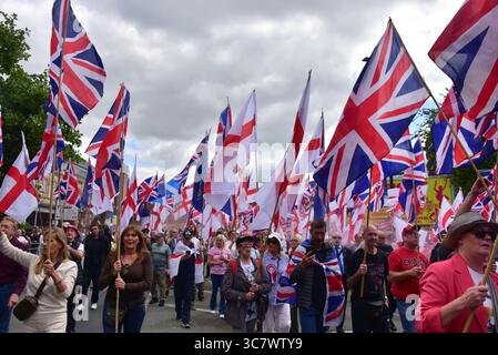 Manchester, Großbritannien, 2. August 2025. Großbritannien der erste märz von etwa 600 Menschen, die „Remigration fordern“, begann in der Nähe der Piccadilly Station in Manchester, Großbritannien, zu Fuß zum St. Peter's Square. Kritiker sagen, dass Großbritannien zuerst eine rechtsextreme, anti-muslimische und einwanderungsfeindliche Gruppe ist, die 2011 von ehemaligen Mitgliedern der British National Party gegründet wurde. Die Gruppe „Stand Up to Rassismus“ hielt eine Kundgebung als Gegenprotest ab. Viele Polizisten hielten die beiden Seiten auseinander. Quelle: Terry Waller/Alamy Live News Stockfoto