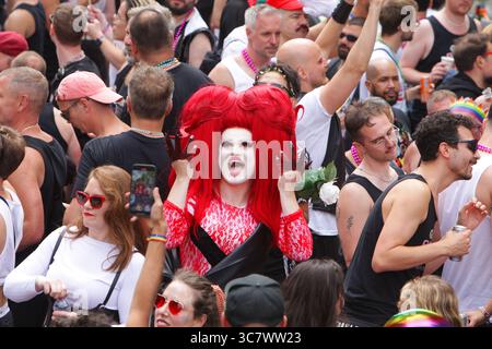 Amsterdam, Niederlande. August 2025. AMSTERDAM, NIEDERLANDE - 2. AUGUST: Revellers on the Boot feiert am 2. August 2025 in Amsterdam, Niederlande, die Canal Parade LGBTQIA auf dem Prinsengracht-Kanal mit dem diesjährigen Thema „LOVE“. Tausende von Menschen aus der ganzen Welt nehmen jährlich an der LGBTQIA Pride und der Kanalparade Teil, bei der 80 Boote in schicken Kostümen von der Prinsengracht bis zur Amstel durch die niederländische Hauptstadt ziehen. (Paulo Amorim /SIPA USA) Credit: SIPA USA/Alamy Live News Stockfoto