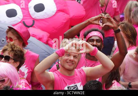 Amsterdam, Niederlande. August 2025. AMSTERDAM, NIEDERLANDE - 2. AUGUST: Revellers on the Boot feiert am 2. August 2025 in Amsterdam, Niederlande, die Canal Parade LGBTQIA auf dem Prinsengracht-Kanal mit dem diesjährigen Thema „LOVE“. Tausende von Menschen aus der ganzen Welt nehmen jährlich an der LGBTQIA Pride und der Kanalparade Teil, bei der 80 Boote in schicken Kostümen von der Prinsengracht bis zur Amstel durch die niederländische Hauptstadt ziehen. (Paulo Amorim /SIPA USA) Credit: SIPA USA/Alamy Live News Stockfoto