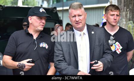 Manchester, Großbritannien, 2. August 2025. Paul Golding (Mitte, Anzug), Anführer von England First. Großbritannien der erste märz von etwa 600 Menschen, die „Remigration fordern“, begann in der Nähe der Piccadilly Station in Manchester, Großbritannien, zu Fuß zum St. Peter's Square. Kritiker sagen, dass Großbritannien zuerst eine rechtsextreme, anti-muslimische und einwanderungsfeindliche Gruppe ist, die 2011 von ehemaligen Mitgliedern der British National Party gegründet wurde. Die Gruppe „Stand Up to Rassismus“ hielt eine Kundgebung als Gegenprotest ab. Viele Polizisten hielten die beiden Seiten auseinander. Quelle: Terry Waller/Alamy Live News Stockfoto