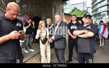Manchester, Großbritannien, 2. August 2025. Paul Golding (Mitte, Anzug), Anführer von England First. Großbritannien der erste märz von etwa 600 Menschen, die „Remigration fordern“, begann in der Nähe der Piccadilly Station in Manchester, Großbritannien, zu Fuß zum St. Peter's Square. Kritiker sagen, dass Großbritannien zuerst eine rechtsextreme, anti-muslimische und einwanderungsfeindliche Gruppe ist, die 2011 von ehemaligen Mitgliedern der British National Party gegründet wurde. Die Gruppe „Stand Up to Rassismus“ hielt eine Kundgebung als Gegenprotest ab. Viele Polizisten hielten die beiden Seiten auseinander. Quelle: Terry Waller/Alamy Live News Stockfoto