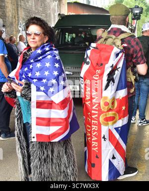 Manchester, Großbritannien, 2. August 2025. Großbritannien der erste märz von etwa 600 Menschen, die „Remigration fordern“, begann in der Nähe der Piccadilly Station in Manchester, Großbritannien, zu Fuß zum St. Peter's Square. Kritiker sagen, dass Großbritannien zuerst eine rechtsextreme, anti-muslimische und einwanderungsfeindliche Gruppe ist, die 2011 von ehemaligen Mitgliedern der British National Party gegründet wurde. Die Gruppe „Stand Up to Rassismus“ hielt eine Kundgebung als Gegenprotest ab. Viele Polizisten hielten die beiden Seiten auseinander. Quelle: Terry Waller/Alamy Live News Stockfoto