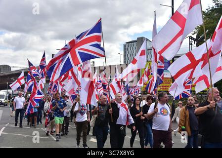 Manchester, Großbritannien, 2. August 2025. Großbritannien der erste märz von etwa 600 Menschen, die „Remigration fordern“ und die Flagge von union Jack und St. George trugen, begann in der Nähe der Piccadilly Station in Manchester, Großbritannien, zu Fuß zum St. Peter's Square. Kritiker sagen, dass Großbritannien zuerst eine rechtsextreme, anti-muslimische und einwanderungsfeindliche Gruppe ist, die 2011 von ehemaligen Mitgliedern der British National Party gegründet wurde. Die Gruppe „Stand Up to Rassismus“ hielt eine Kundgebung als Gegenprotest ab. Viele Polizisten hielten die beiden Seiten auseinander. Quelle: Terry Waller/Alamy Live News Stockfoto