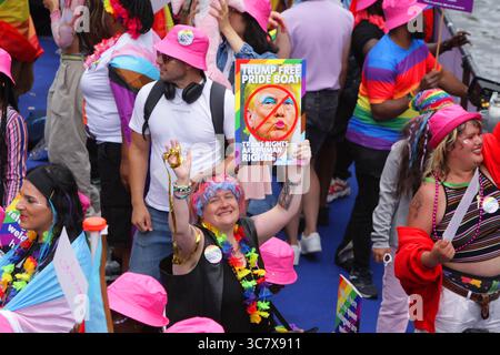 Amsterdam, Niederlande. August 2025. AMSTERDAM, NIEDERLANDE - 2. AUGUST: Revellers on the Boot feiert am 2. August 2025 in Amsterdam, Niederlande, die Canal Parade LGBTQIA auf dem Prinsengracht-Kanal mit dem diesjährigen Thema „LOVE“. Tausende von Menschen aus der ganzen Welt nehmen jährlich an der LGBTQIA Pride und der Kanalparade Teil, bei der 80 Boote in schicken Kostümen von der Prinsengracht bis zur Amstel durch die niederländische Hauptstadt ziehen. (Paulo Amorim /SIPA USA) Credit: SIPA USA/Alamy Live News Stockfoto
