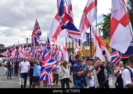 Manchester, Großbritannien, 2. August 2025. Großbritannien der erste märz von etwa 600 Menschen, die „Remigration fordern“ und die Flagge von union Jack und St. George trugen, begann in der Nähe der Piccadilly Station in Manchester, Großbritannien, zu Fuß zum St. Peter's Square. Kritiker sagen, dass Großbritannien zuerst eine rechtsextreme, anti-muslimische und einwanderungsfeindliche Gruppe ist, die 2011 von ehemaligen Mitgliedern der British National Party gegründet wurde. Die Gruppe „Stand Up to Rassismus“ hielt eine Kundgebung als Gegenprotest ab. Viele Polizisten hielten die beiden Seiten auseinander. Quelle: Terry Waller/Alamy Live News Stockfoto