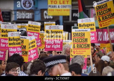 London, England, Großbritannien. August 2025. Demonstranten versammeln sich zur Unterstützung von Flüchtlingen und gegen die äußerste Rechte vor dem Thistle Hotel in der Nähe von Barbican. Sowohl Pro- als auch Anti-Migranten-Demonstranten veranstalteten Demonstrationen vor dem Hotel, wo Migranten untergebracht sind, während die Proteste von Migranten andauern. (Kreditbild: © Vuk Valcic/ZUMA Press Wire) NUR REDAKTIONELLE VERWENDUNG! Nicht für kommerzielle ZWECKE! Quelle: ZUMA Press, Inc./Alamy Live News Stockfoto