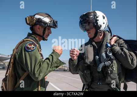 US-Marine-Lanze Paul Meza, links, ein Flugzeugkapitän Faust trifft Major Brendan O’Donnell, F-35C Lightning II Pilot, beide dem Marine Fighter A zugeteilt Stockfoto