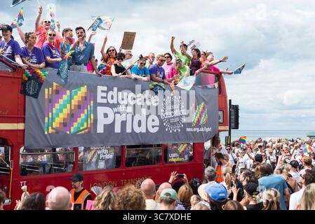 Brighton, East Sussex, Großbritannien. August 2025. Brighton Pride Parade in Brighon, Großbritannien, 2. August 2025. Brighton kommt in voller Farbe für die Brighton & Hove LGBTQ+ Parade heraus. Quelle: Francesca Moore/Alamy Live News Stockfoto