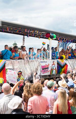 Brighton, East Sussex, Großbritannien. August 2025. Brighton Pride Parade in Brighon, Großbritannien, 2. August 2025. Brighton kommt in voller Farbe für die Brighton & Hove LGBTQ+ Parade heraus. Quelle: Francesca Moore/Alamy Live News Stockfoto