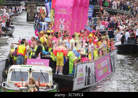 Amsterdam, Niederlande. August 2025. AMSTERDAM, NIEDERLANDE - 2. AUGUST: Revellers on the Boot feiert am 2. August 2025 in Amsterdam, Niederlande, die Canal Parade LGBTQIA auf dem Prinsengracht-Kanal mit dem diesjährigen Thema „LOVE“. Tausende von Menschen aus der ganzen Welt nehmen jährlich an der LGBTQIA Pride und der Kanalparade Teil, bei der 80 Boote in schicken Kostümen von der Prinsengracht bis zur Amstel durch die niederländische Hauptstadt ziehen. (Paulo Amorim /SIPA USA) Credit: SIPA USA/Alamy Live News Stockfoto