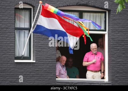 Amsterdam, Niederlande. August 2025. AMSTERDAM, NIEDERLANDE - 2. AUGUST: Die Einheimischen beobachten, wie die Nachtschwärmer auf dem Boot die Canal Parade LGBTQIA auf dem Prinsengracht-Kanal mit dem diesjährigen Thema „LOVE“ am 2. August 2025 in Amsterdam, Niederlande, feiert. Tausende von Menschen aus der ganzen Welt nehmen jährlich an der LGBTQIA Pride und der Kanalparade Teil, bei der 80 Boote in schicken Kostümen von der Prinsengracht bis zur Amstel durch die niederländische Hauptstadt ziehen. (Paulo Amorim /SIPA USA) Credit: SIPA USA/Alamy Live News Stockfoto