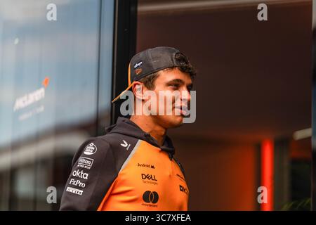 Budapest, Ungarn. August 2025. Lando Norris, englischer Fahrer des Formel-1-Teams von McLaren im Fahrerlager des Formel-1-Großen Preises von Ungarn 2025. Quelle: SOPA Images Limited/Alamy Live News Stockfoto