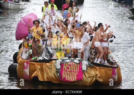 Amsterdam, Niederlande. August 2025. AMSTERDAM, NIEDERLANDE - 2. AUGUST: Revellers on the Boot feiert theÊ am 2. August 2025 in Amsterdam, Niederlande, den Kanal ParadeÊLGBTQIA Êon die Prinsengracht mit dem diesjährigen Thema „LOVE“. Tausende von Menschen aus der ganzen Welt nehmen jährlich an der LGBTQIA Pride und der Kanalparade Teil, bei der 80 Boote in schicken Kostümen von der Prinsengracht bis zur Amstel durch die niederländische Hauptstadt ziehen. (Paulo Amorim /SIPA USA)Ê Ê Credit: SIPA USA/Alamy Live News Stockfoto