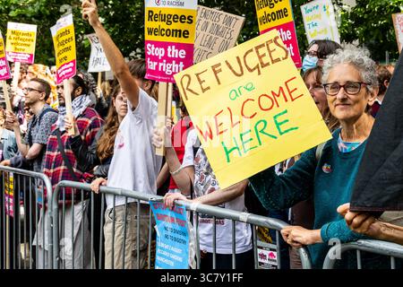 Manchester, Großbritannien. August 2025. Stellen Sie sich der Rassismus-Demonstration entgegen, um der Bratian First Demonstration entgegenzuwirken. Quelle: Neil Terry/Alamy Live News Stockfoto