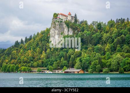Schloss Bled auf einer Klippe in Slowenien Stockfoto