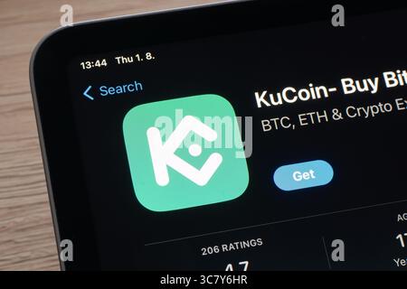Ostrava, Tschechien - 1. August 2024: Apple App Store mit KuCoin Krypto Mobile Exchange Mobile App wird installiert Stockfoto