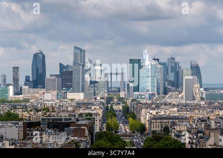 Fernsicht auf Türme und moderne Bürogebäude im Geschäftsviertel Paris-La Défense. Bewölkter Himmel Stockfoto