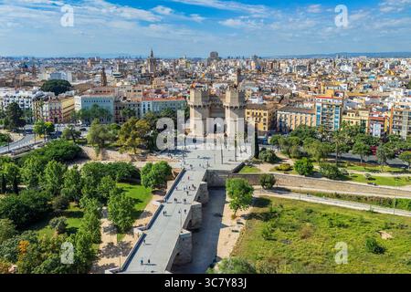 Aus der Vogelperspektive auf die Serranos Towers und die Altstadt, Valencia, Valencianische Gemeinde, Spanien Stockfoto