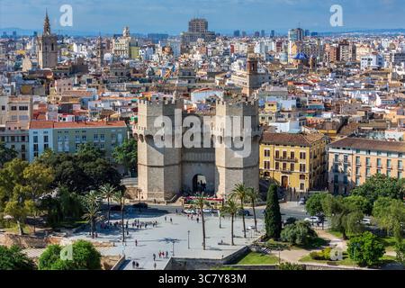 Aus der Vogelperspektive auf die Serranos Towers und die Altstadt, Valencia, Valencianische Gemeinde, Spanien Stockfoto