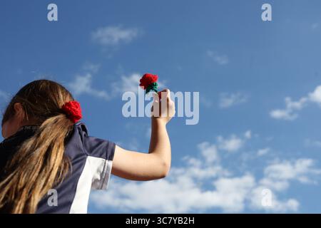 Leicester, Großbritannien. Samstag, 2. August 2025. Bild links nach rechts: Ein junger Fan hält nach dem Spiel England Rugby gegen Spanien im Mattioli Woods Welford Road Stadium eine Häkelrose hoch. Quelle: Cat Goryn/Alamy Live News Stockfoto