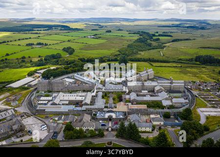 Luftaufnahme des Dartmoor Prison in Princetown, Dartmoor, mit historischer Struktur und umliegendem Moorland bei Tageslicht Stockfoto